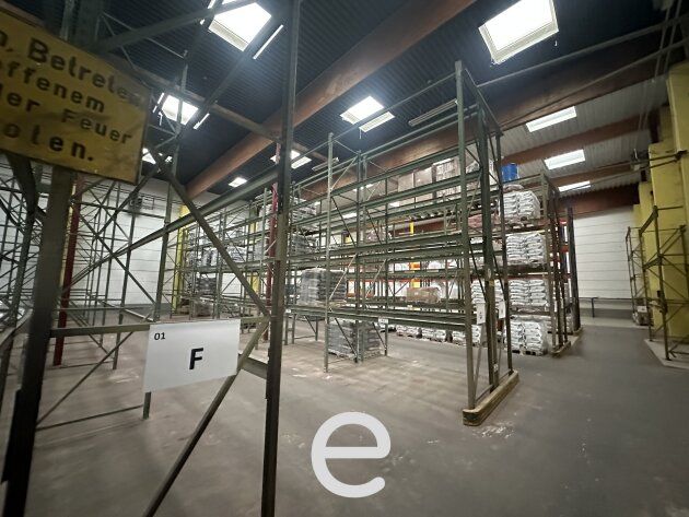 Lagerfläche von 250m² bis ca. 2.500m² mit 2x Laderampen in Linz/ Hafen kurzfristige Anmietung auch möglich.