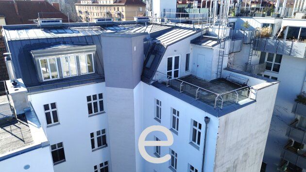Stadtleben mit Panorama – Stilvolle Dachgeschosswohnung im Gründerzeithaus