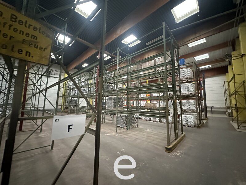 Lagerfläche von 250m² bis ca. 2.500m² mit 2x Laderampen in Linz/ Hafen kurzfristige Anmietung auch möglich. - Bild 1